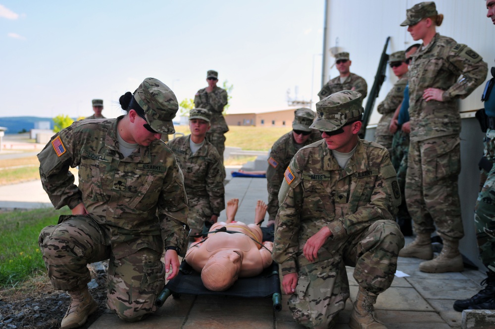 US and Bulgarian Military Police Soldiers train combat lifesaving procedures