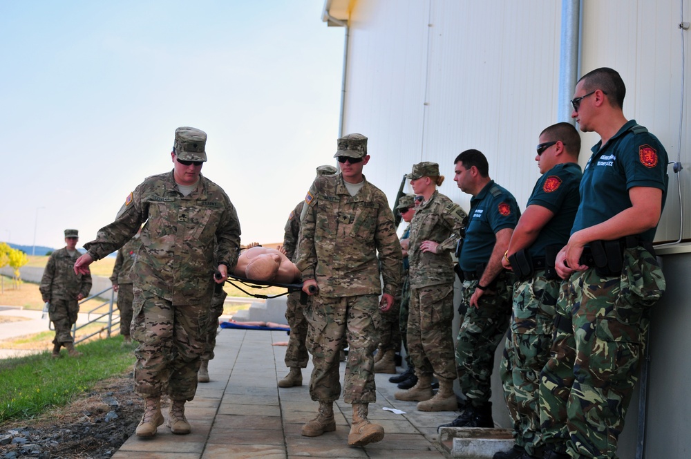 US and Bulgarian Military Police Soldiers train combat lifesaving procedures