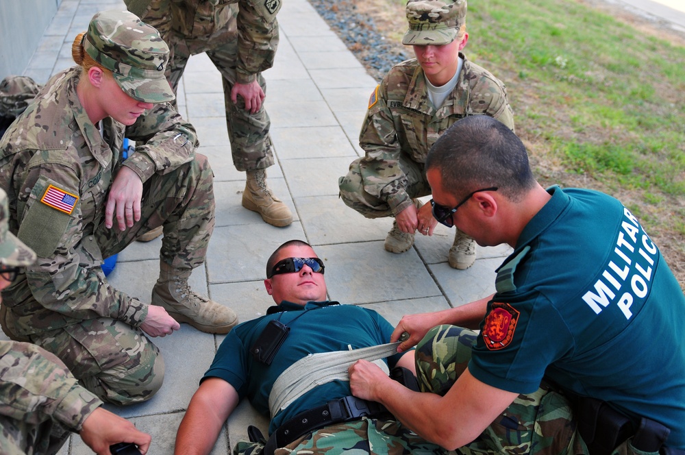 US and Bulgarian Military Police Soldiers train combat lifesaving procedures