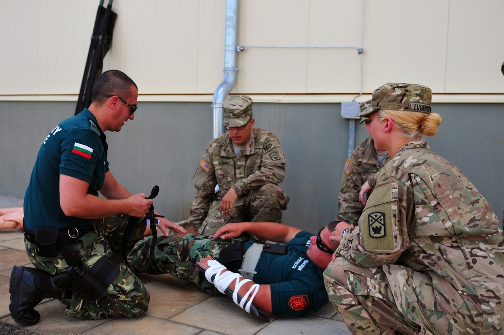 US and Bulgarian Military Police Soldiers train combat lifesaving procedures