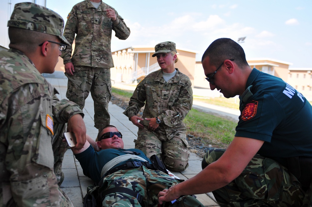 US and Bulgarian Military Police Soldiers train combat lifesaving procedures