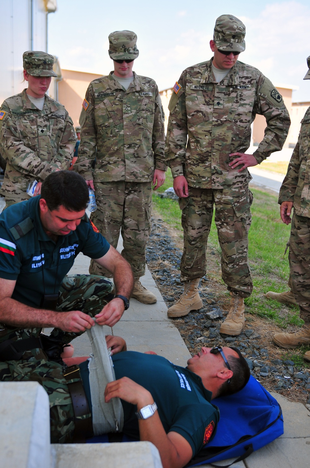 US and Bulgarian Military Police Soldiers train combat lifesaving procedures