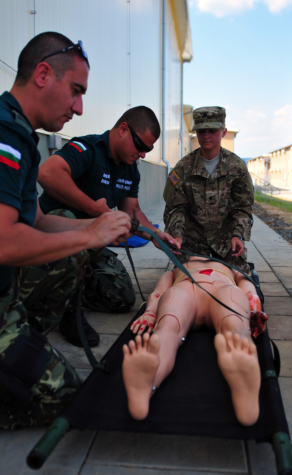 US and Bulgarian Military Police Soldiers train combat lifesaving procedures