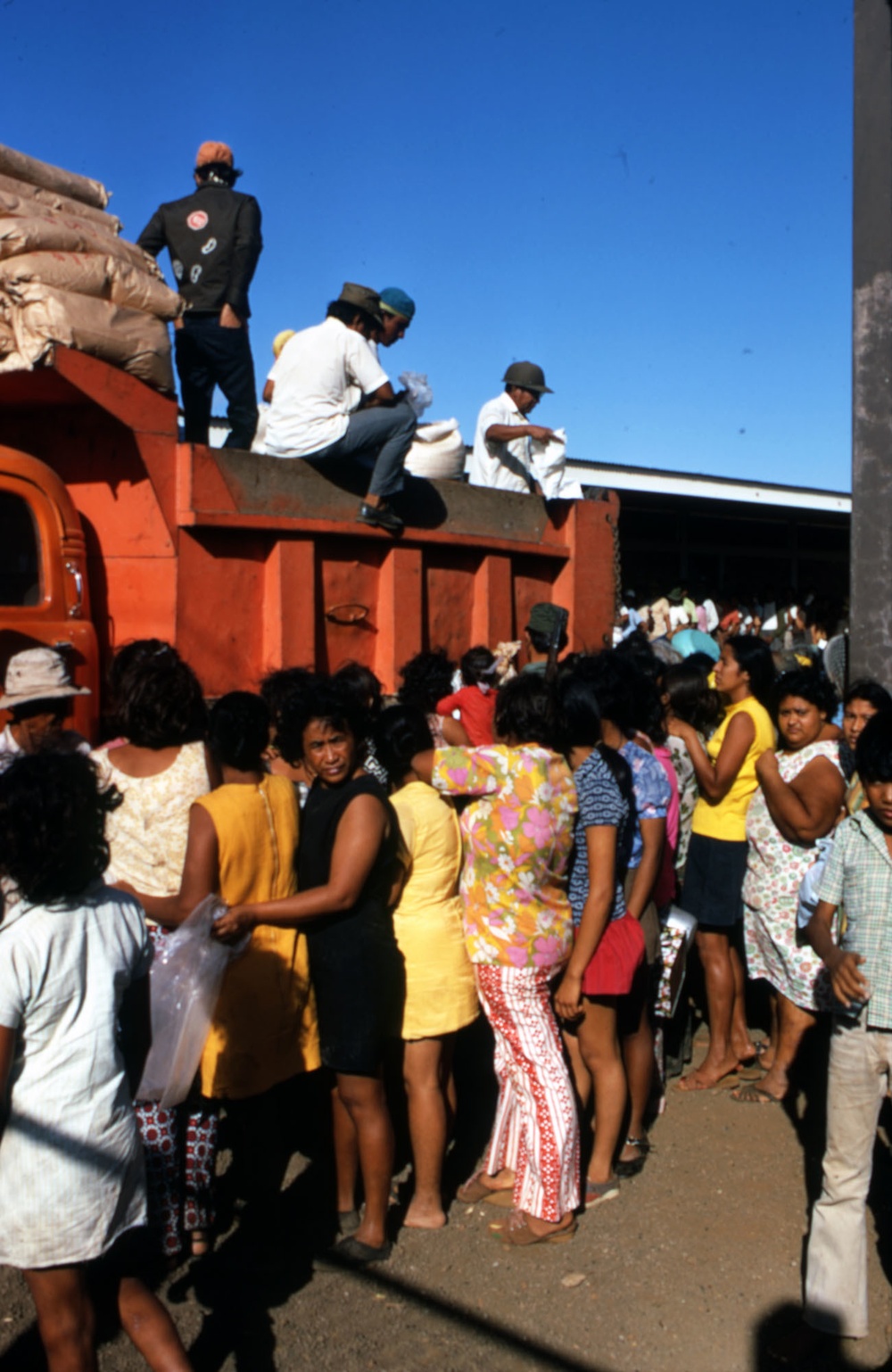 People receiving relief food