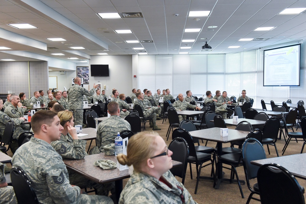 Brush visits 132d Wing, Des Moines