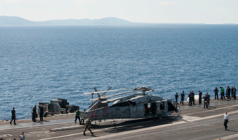 USS Carl Vinson transits Sulu Sea
