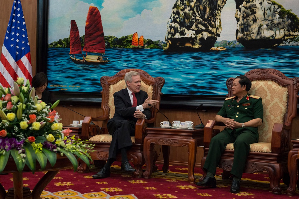 Secretary of the Navy meets with Vietnamese chief of the General Staff