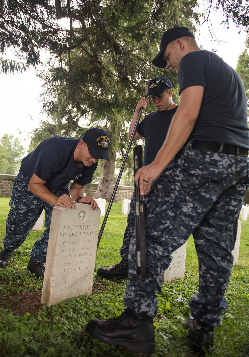 USS Gettysburg conducts service projects in namesake town