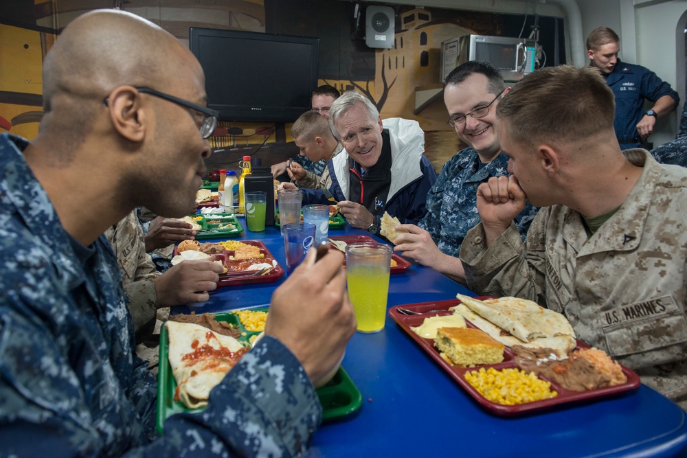 SECNAV eats lunch with Sailors