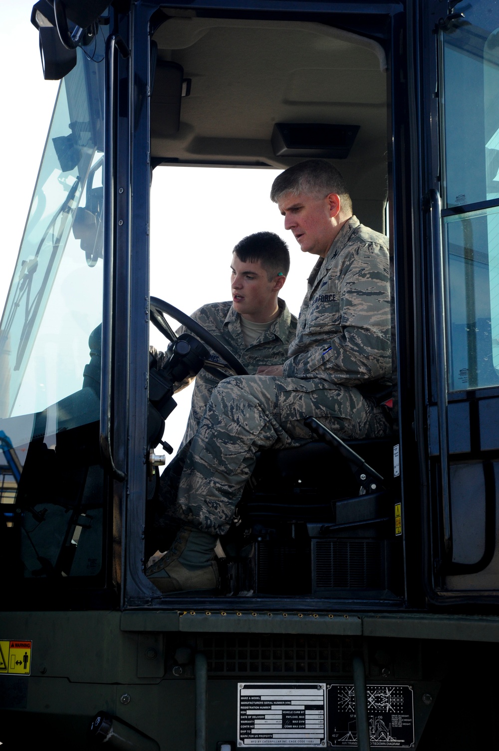 Wing commander visits vehicle operations flight