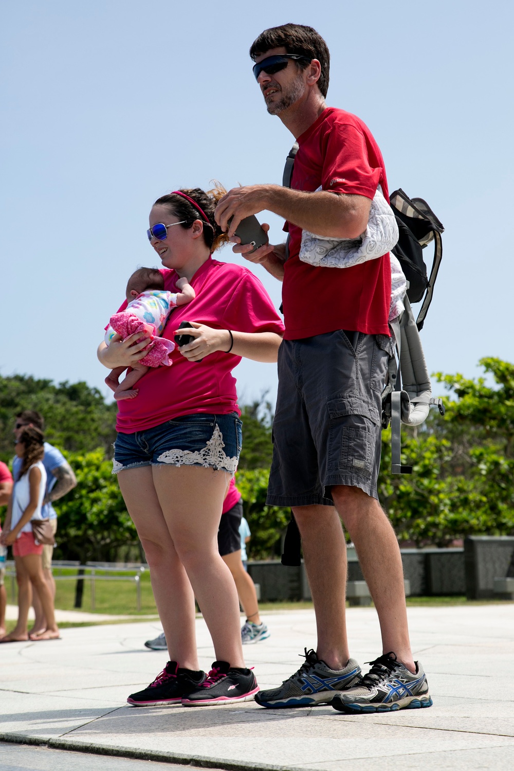 USO takes volunteers to Peace Memorial Park