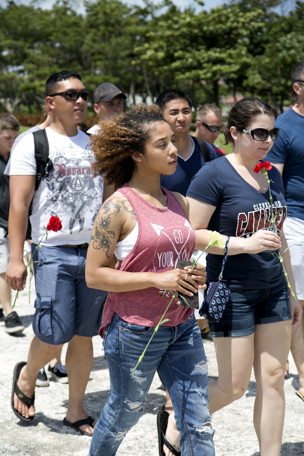 USO takes volunteers to Peace Memorial Park