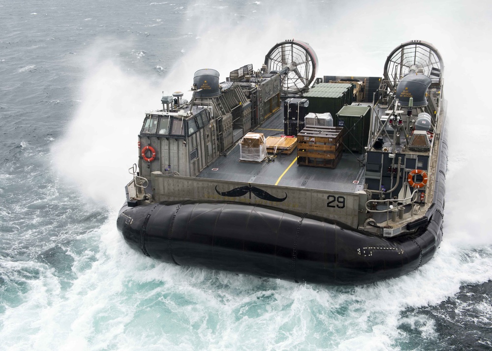 DVIDS - Images - USS Germantown embarks LCAC from NBU 7 [Image 2 of 2]