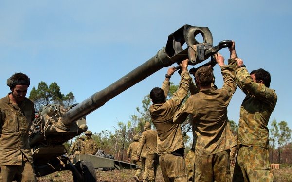 U.S. Marines, Australians conduct artillery fire