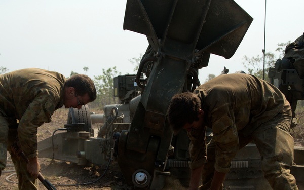 U.S. Marines, Australians conduct artillery fire