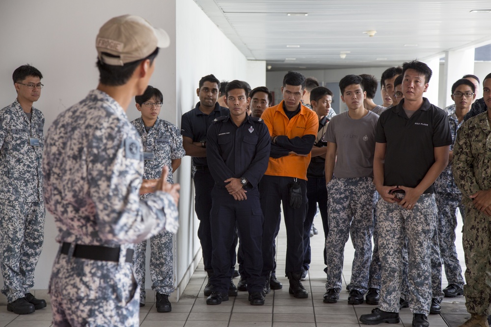 U.S., Singapore Armed Forces swap hand to hand combat training