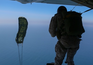 1st Recon conducts static line into the ocean