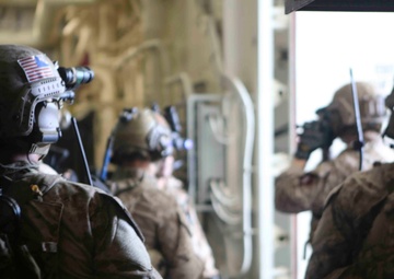 Force Recon Marines team up with Navy SEALs to rehearse ship seizure