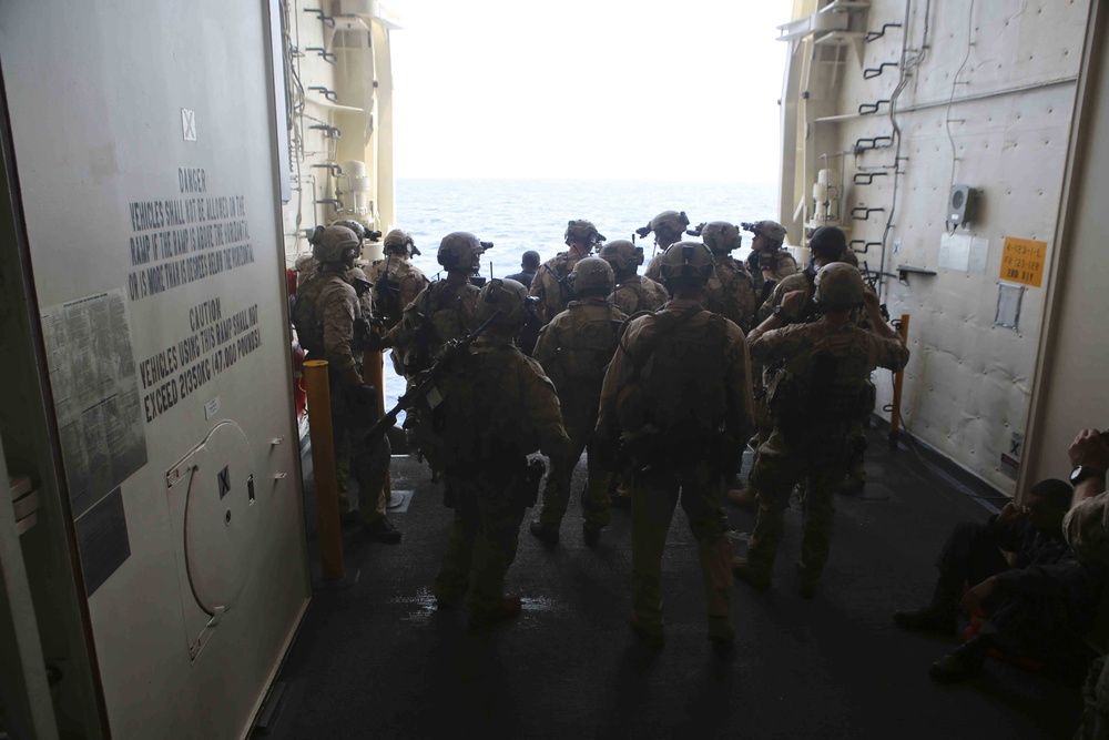 Force Recon Marines team up with Navy SEALs to rehearse ship seizure