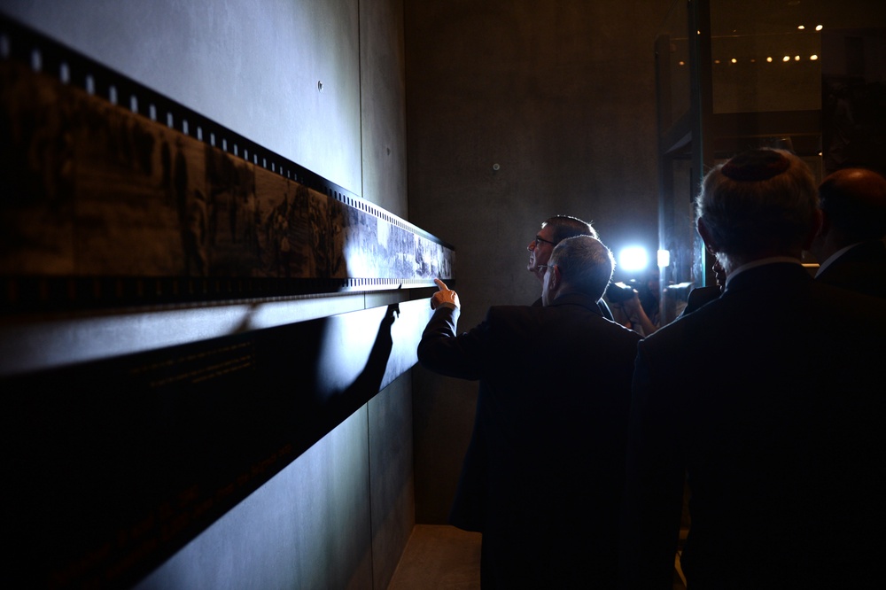 Secretary of defense and Israel's MOD visit Yad Vsehem