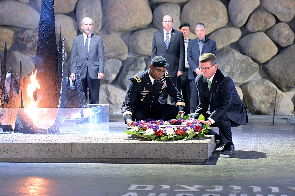 Secretary of defense and Lt. Gen. Lewis lay a wreath