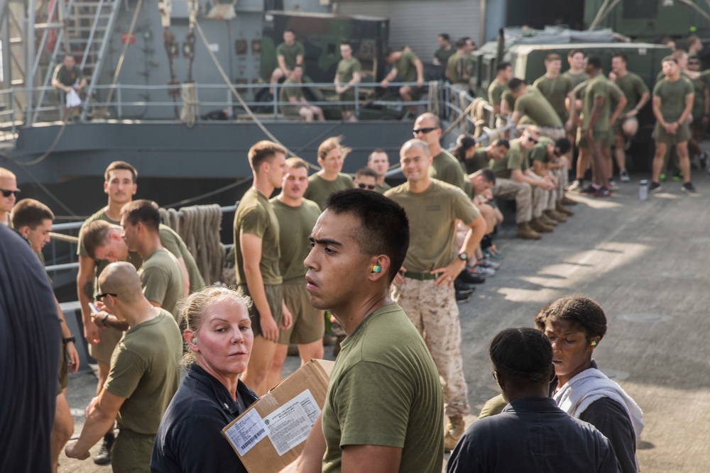 DVIDS - Images - U.S. Marines pitch in during replenishment at sea ...