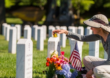 Gold star mother in Section 60