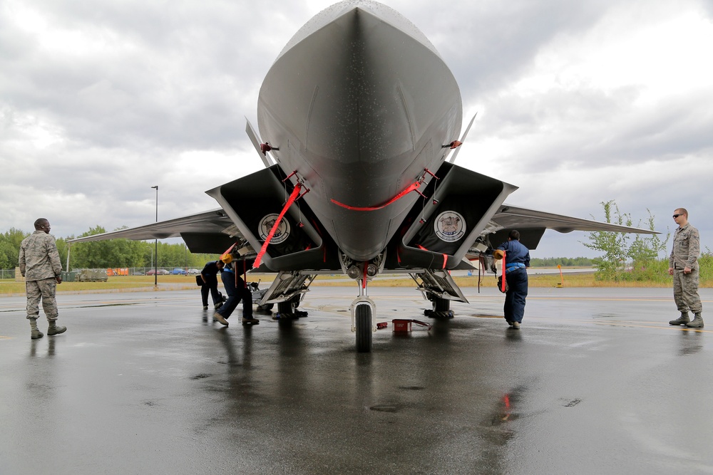525th Aircraft Maintenance Unit Airmen win quarterly load competition