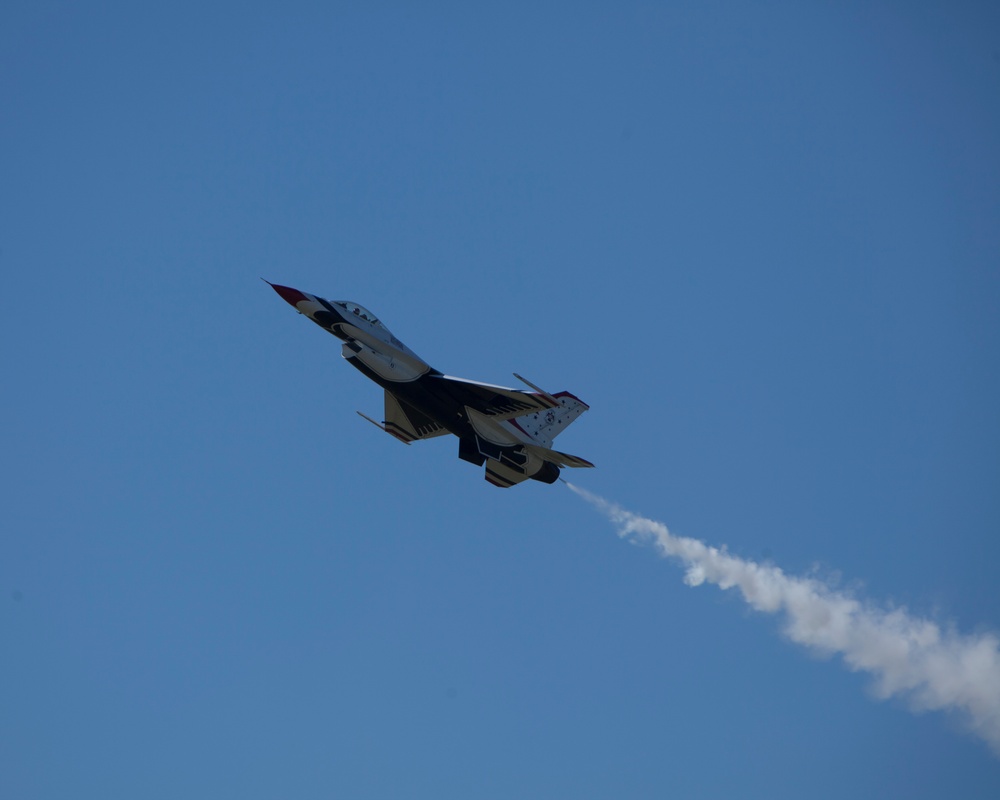 DVIDS - Images - Thunderbirds fly over Cheyenne [Image 4 of 7]