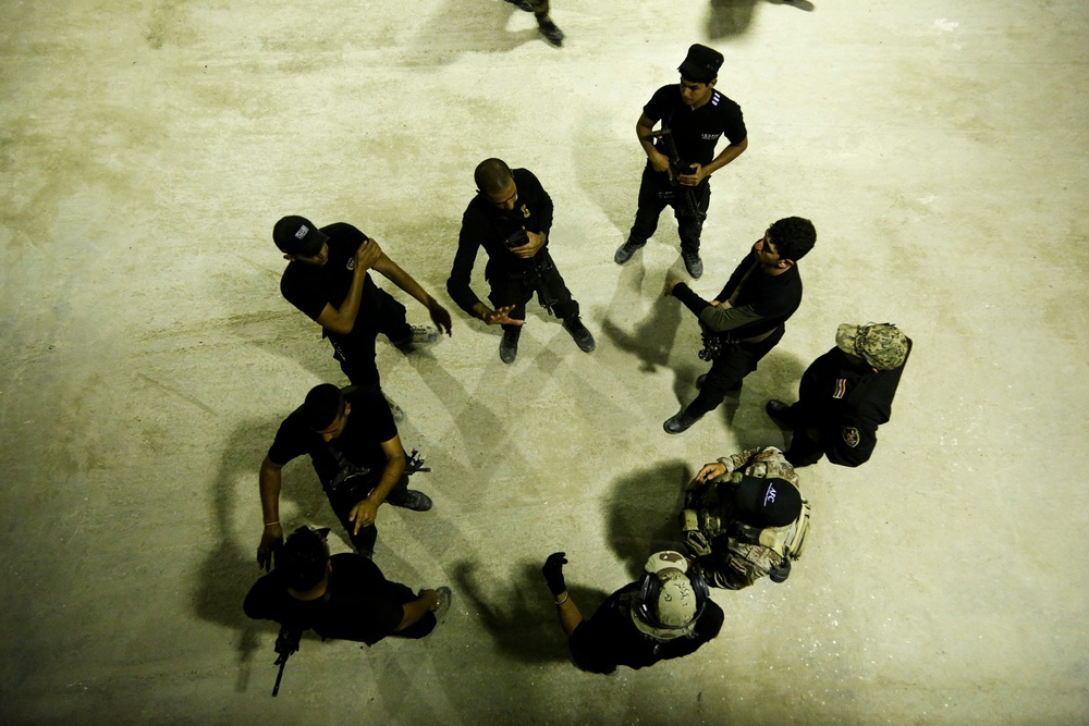 Iraqi Counter Terrorism Force practices urban maneuvering