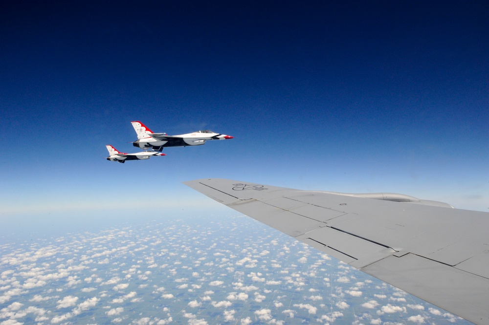 22nd ARW vice commander fini flight with Thunderbirds