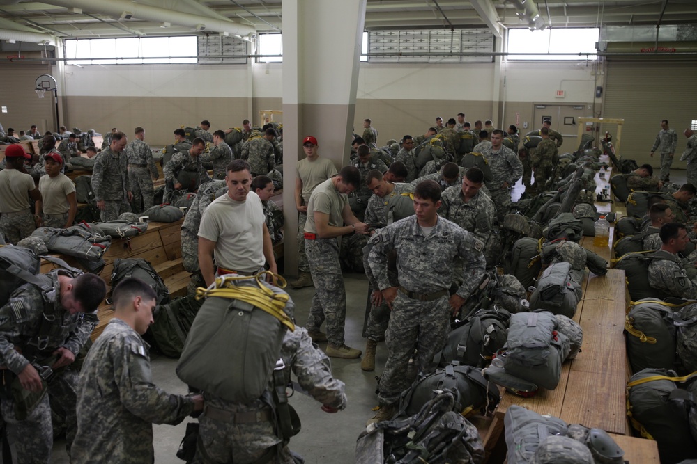 1-82 BCT conducts a mass tactical airborne operations