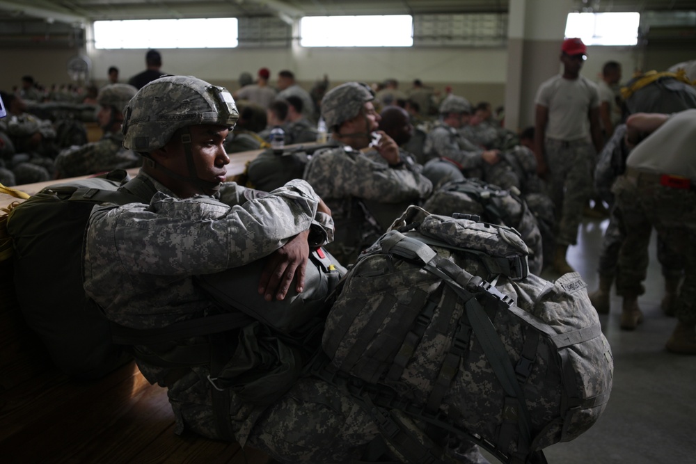 1-82 BCT conducts a mass tactical airborne operations