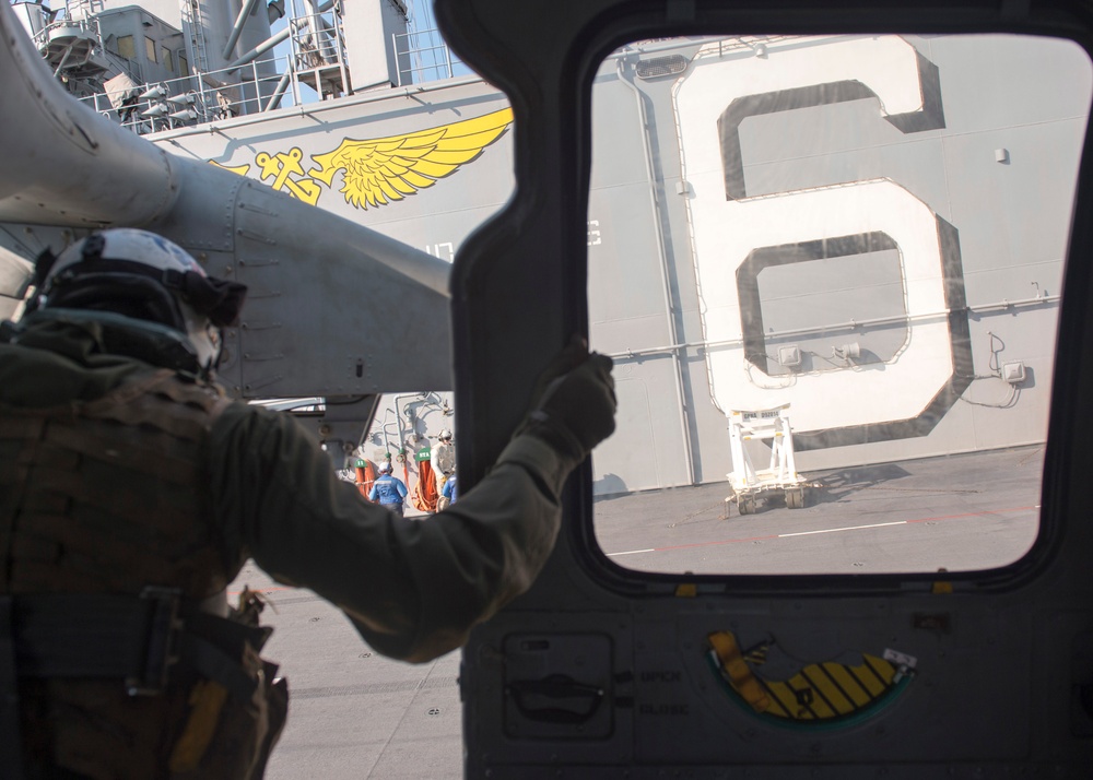 Commander, Expeditionary Strike Group 7 visits USS Bonhomme Richard