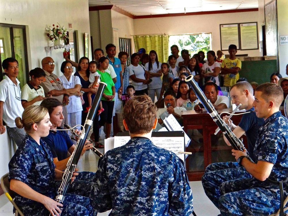 Pacific Fleet Band plays in Roxas City during Pacific Partnership 2015