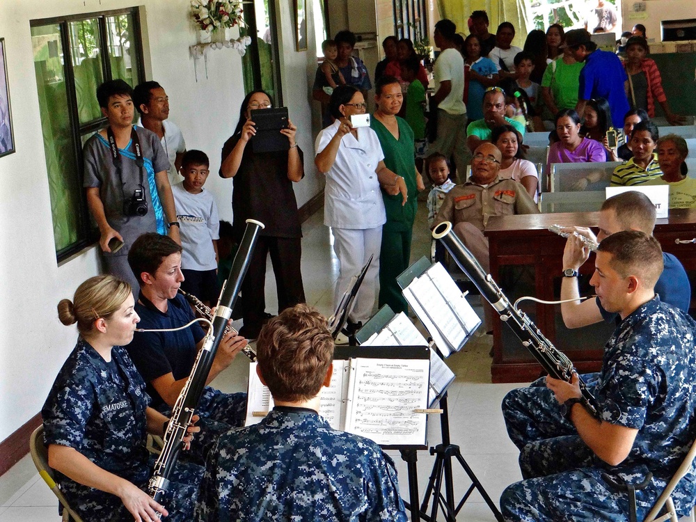Pacific Fleet Band plays in Roxas City during Pacific Partnership 2015