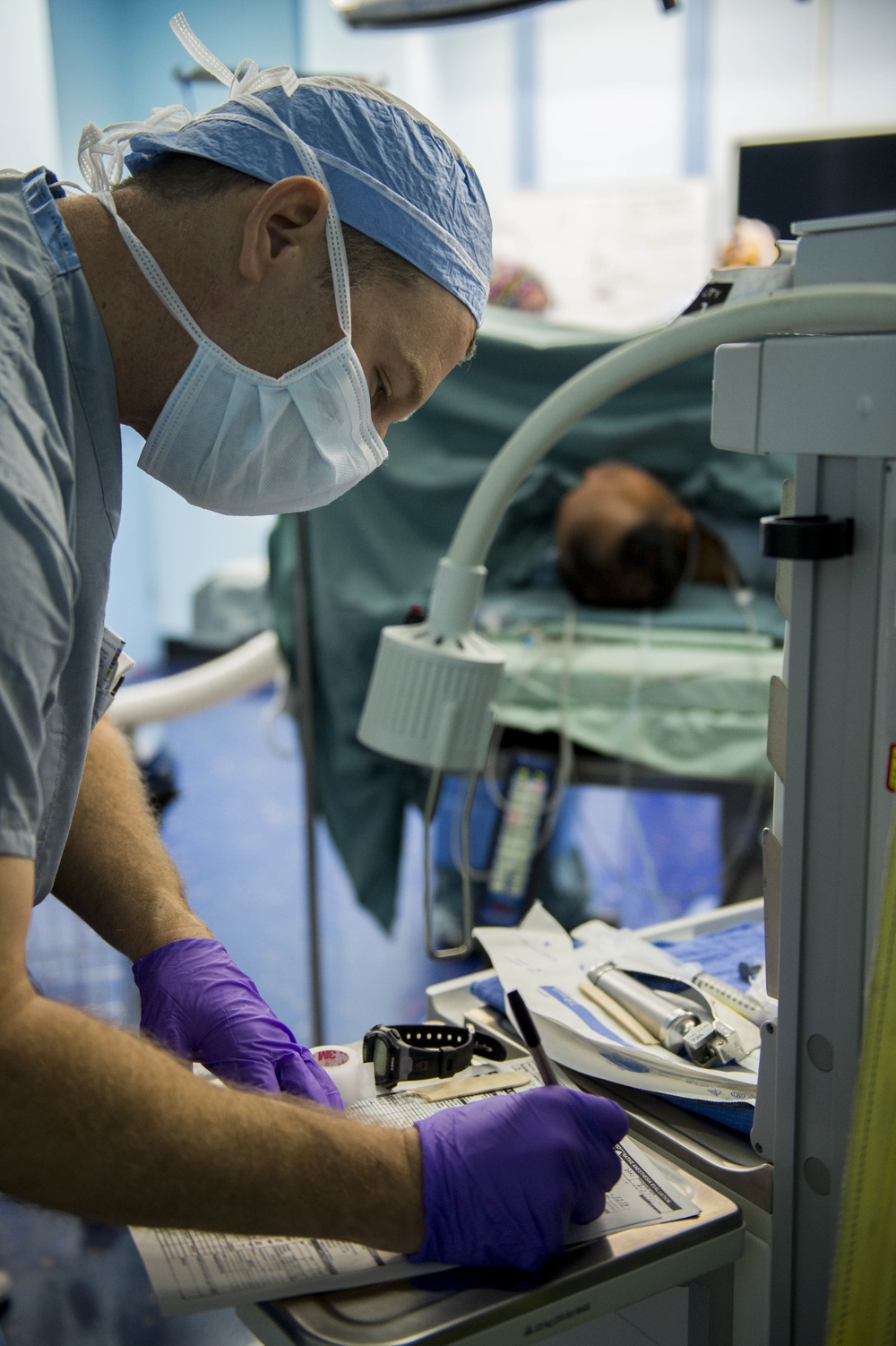 Pacific Partnership 2015 surgeons treat Filipino patients aboard USNS Mercy
