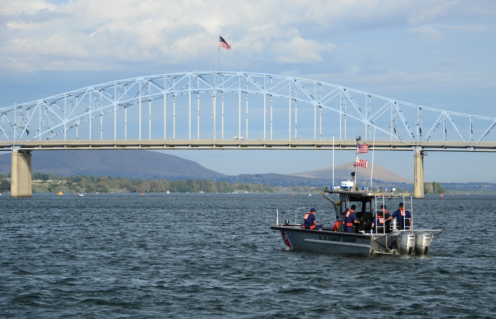 Coast Guard patrols Columbia River during Columbia Cup
