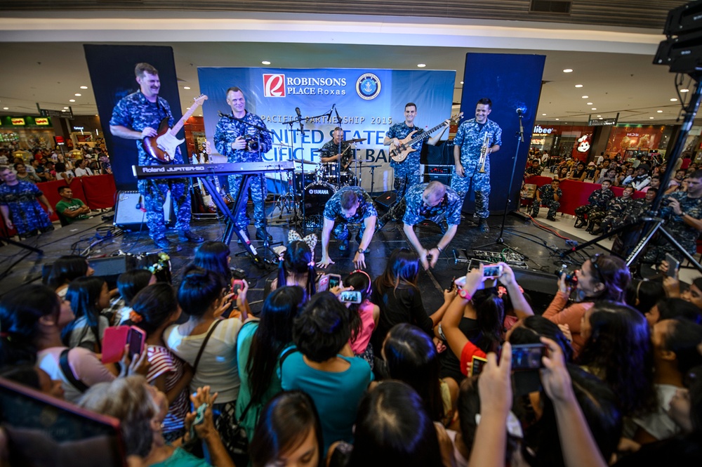 PP15 Bands plays Robinsons Place