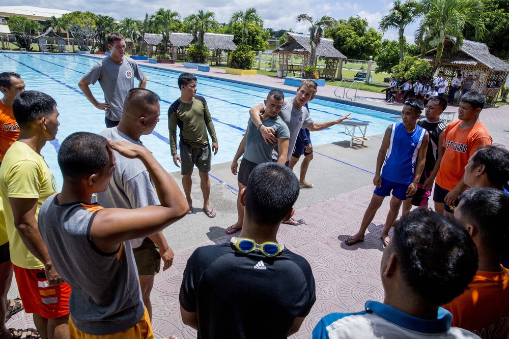 US Coast Guard, Philippine emergency responders hold rescue swimmer training