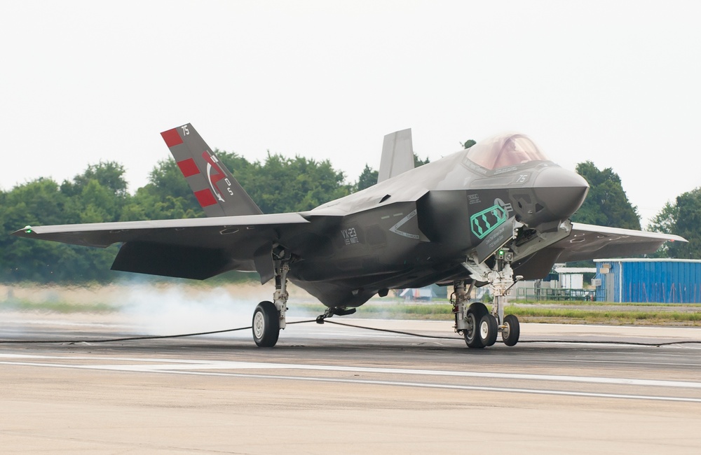 F-35C Lightning II conducts land-based MK-7 arrestment testing aboard NAS Patuxent River