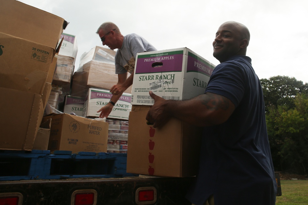Feds Feed Families in Waimanalo