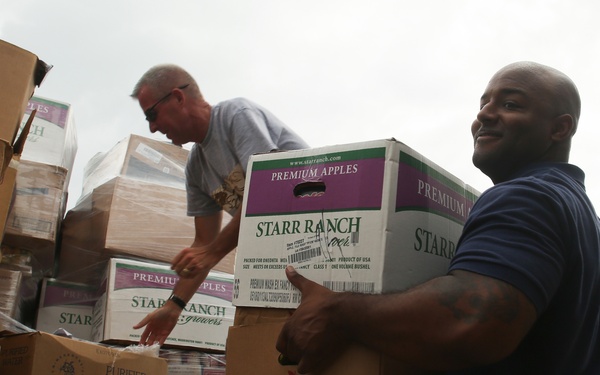 Feds Feed Families in Waimanalo