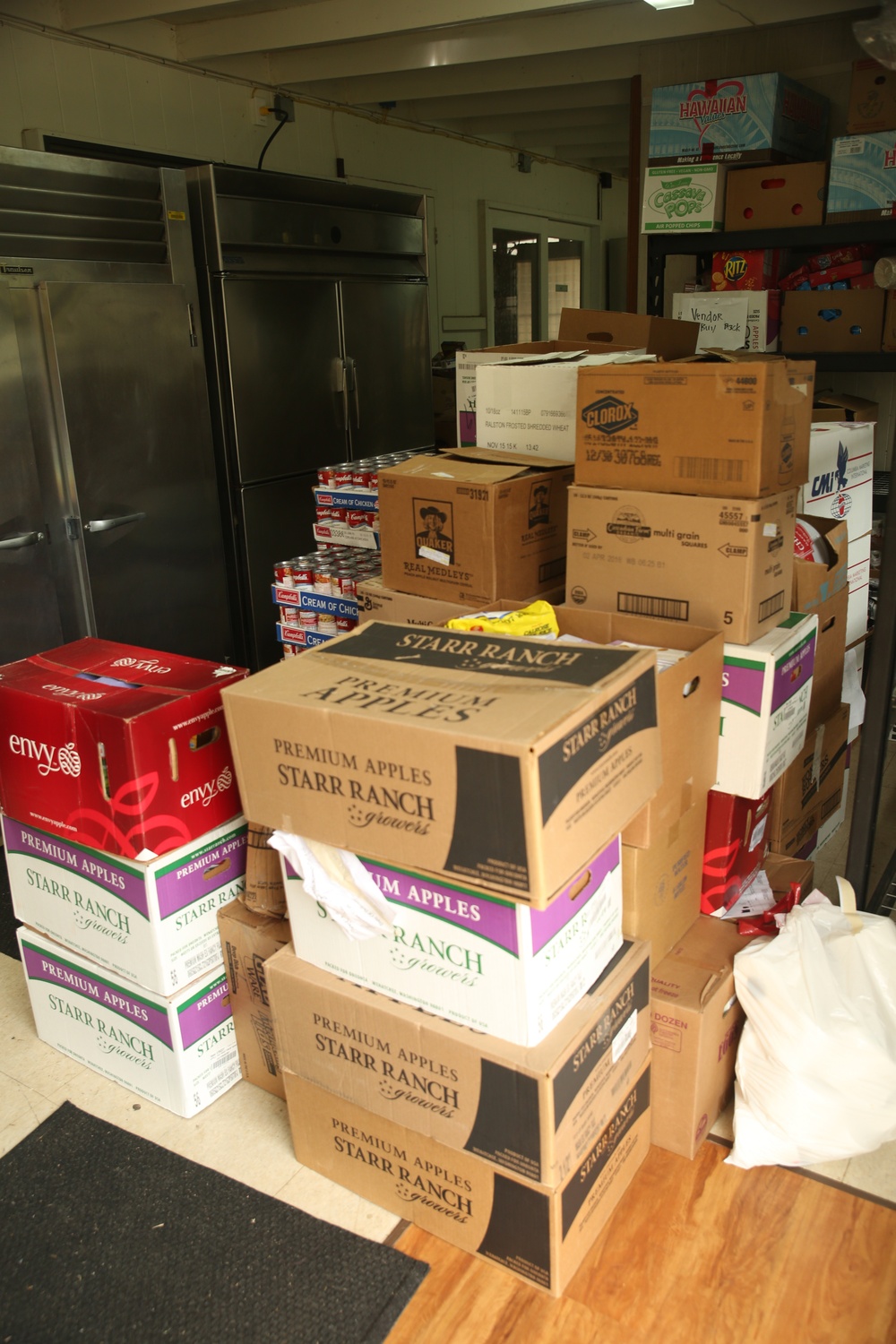 Feds Feed Families in Waimanalo
