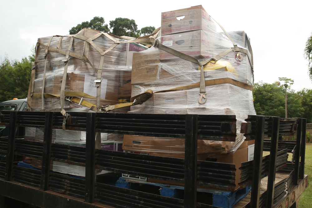 Feds Feed Families in Waimanalo