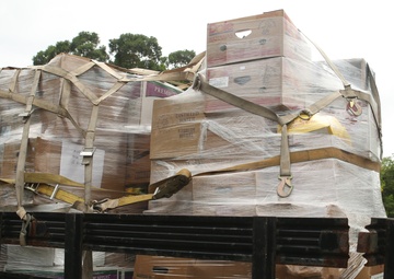 Feds Feed Families in Waimanalo