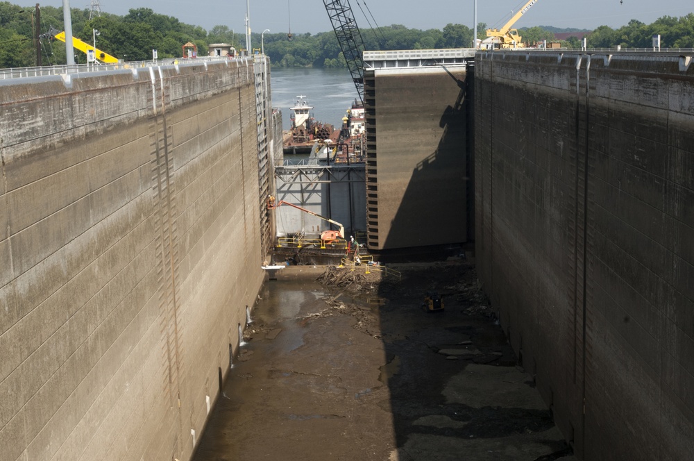 Maintainers work to fully repair drained Old Hickory Lock