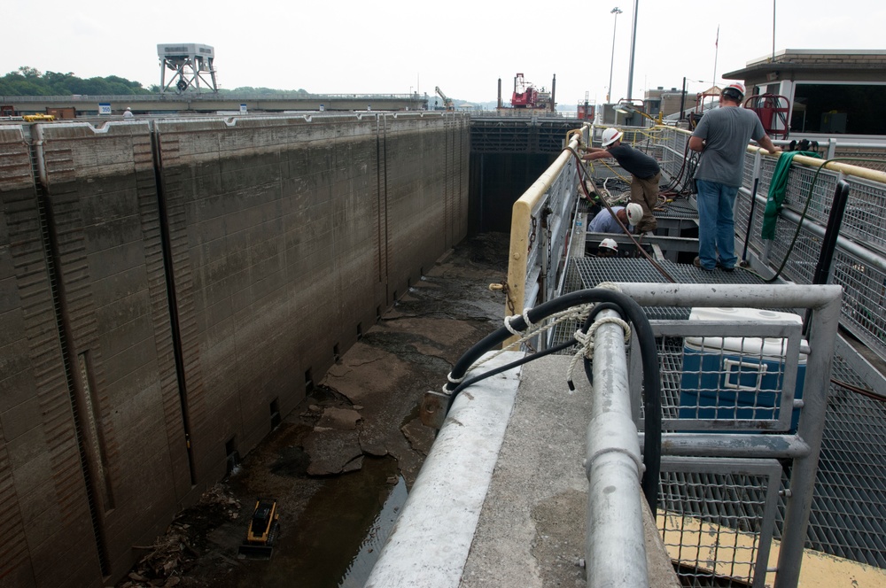 Maintainers work to fully repair drained Old Hickory Lock