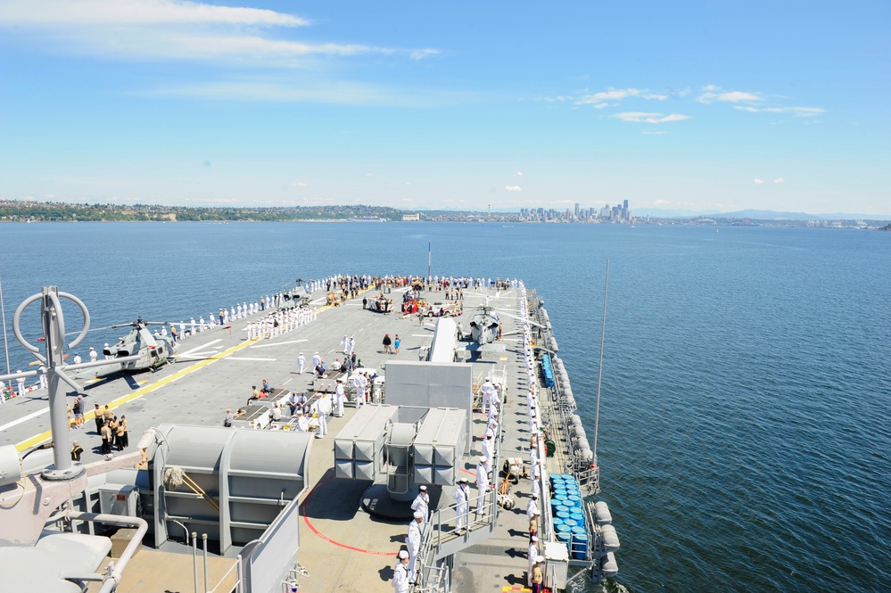 USS Boxer arrives for Seattle Seafair 2015