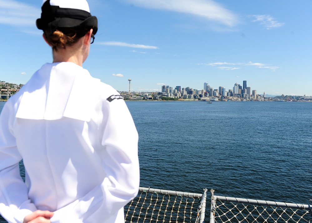 USS Boxer arrives for Seattle Seafair 2015